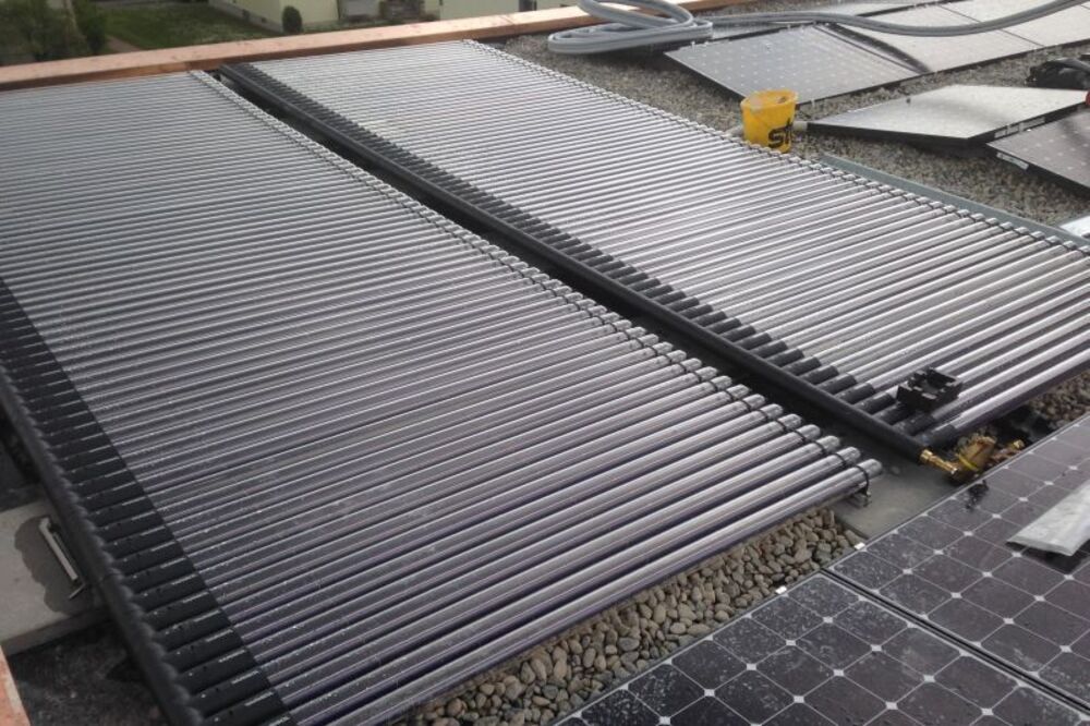 Solarwärme-Anlage mit Vakuumröhren-Kollektoren. (Foto: Jenni Energietechnik)